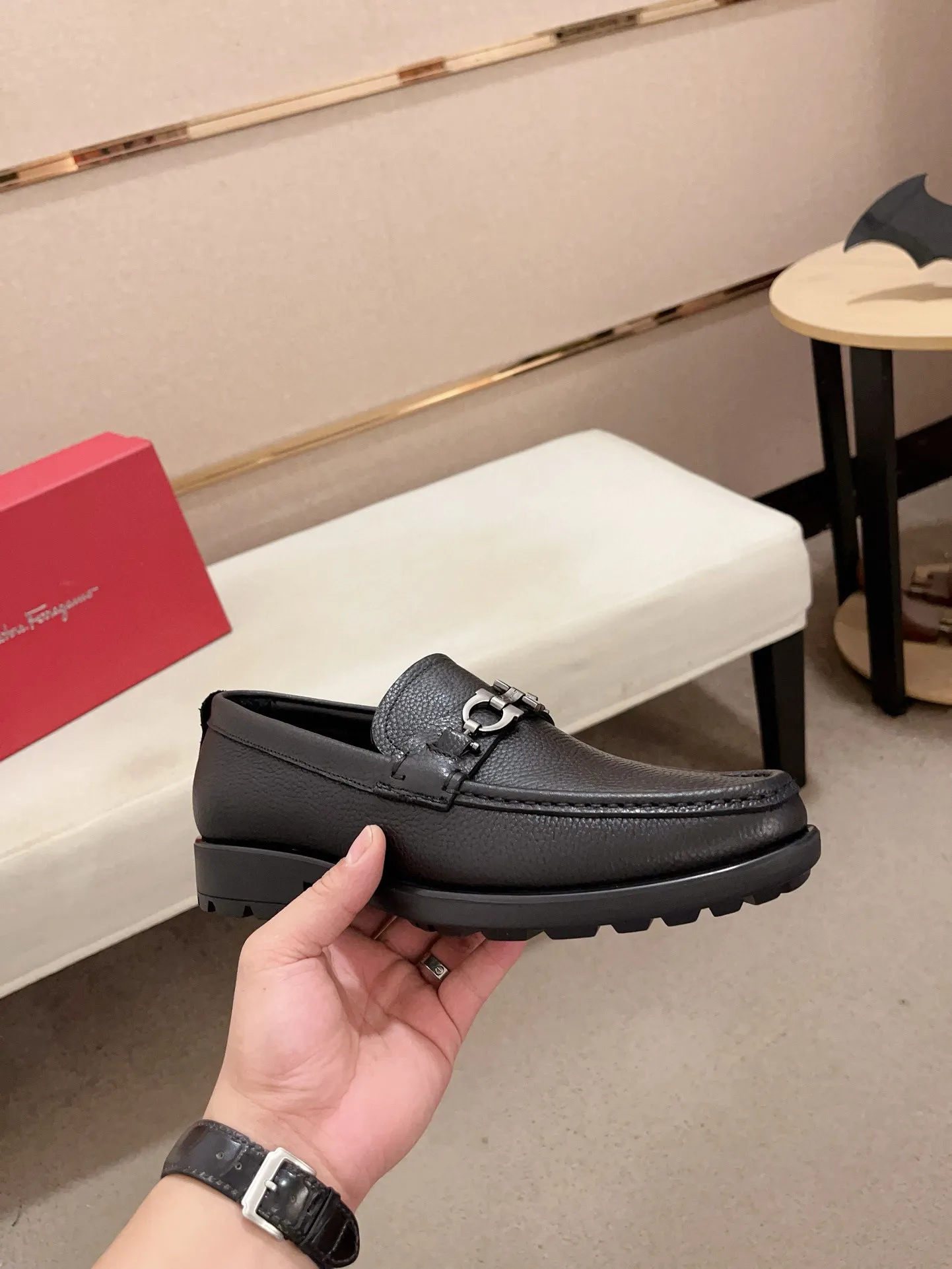 Men's shoes💰: 560💰 High version Ferragamo quality! 🆕🆕Exclusive hot-selling products in stock🔥🔥New products on the shelves, high-quality shoes, high-end driving shoes, with complete packaging! 💪 💪 Material: imported patented cowhide 🐂 + imported high-quality water-dyed cowhide lining + wear-resistant outsole 👍🏻👍🏻 Features: high-end and comfortable, purely handmade 🚀 🚀 Create the perfect shoes that suit you best 🔥 🔥 Size: (38-44) Can be customized 45 non-returnable!